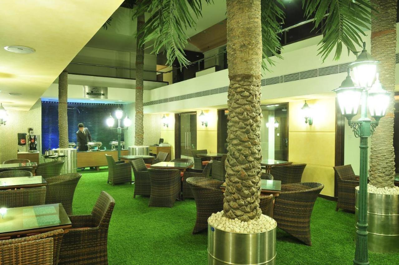 阿穆达巴 The Sky Imperial, Thaltej酒店 外观 照片